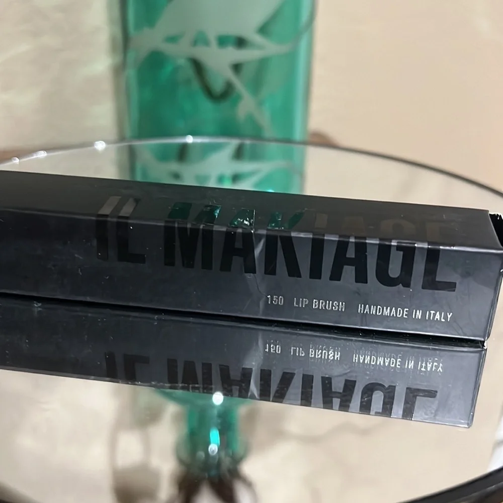 IL MAKIAGE Lip Brush 150 in Sleek Black, new!